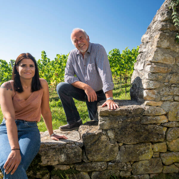 Elodie und Vater Jean-Pierre Kuntzer im Weinberg